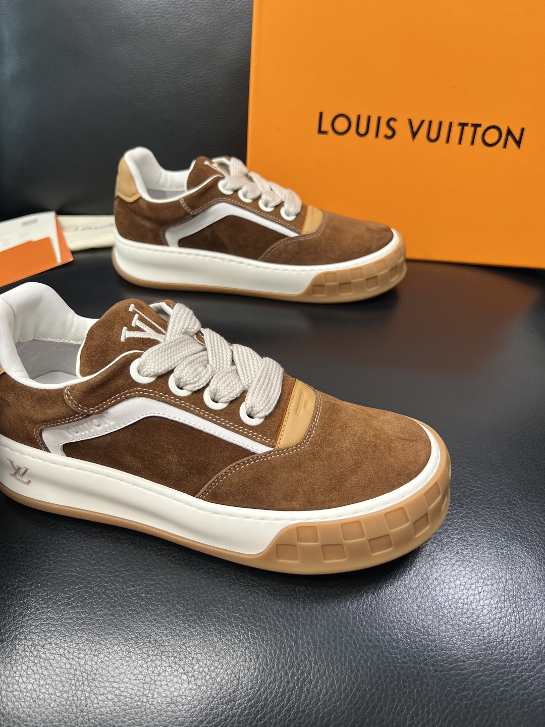 Lv  高品质  顶级工艺品  路易威登，运动板鞋专柜同步，鞋面意大利进口牛皮面料，高品质拼接缤纷色彩复