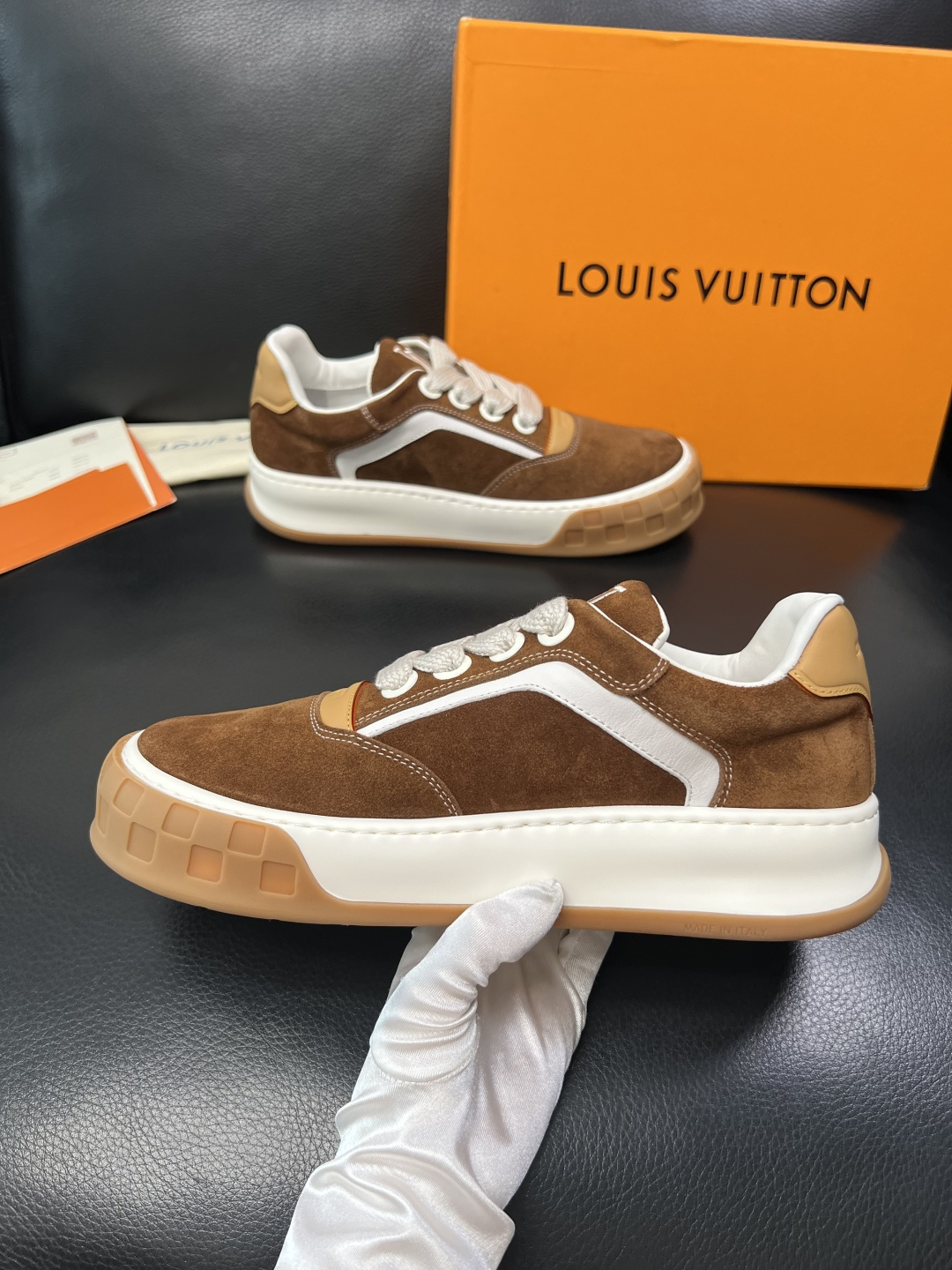Lv  高品质  顶级工艺品  路易威登，运动板鞋专柜同步，鞋面意大利进口牛皮面料，高品质拼接缤纷色彩复