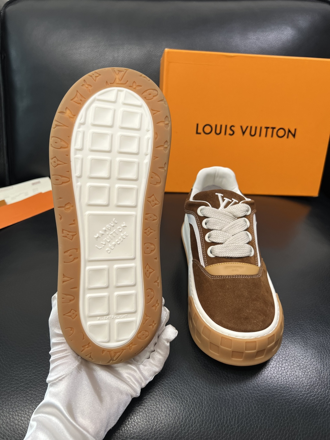 Lv  高品质  顶级工艺品  路易威登，运动板鞋专柜同步，鞋面意大利进口牛皮面料，高品质拼接缤纷色彩复