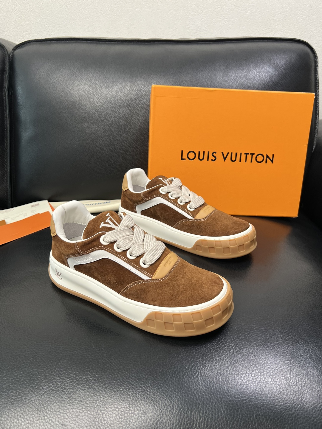 Lv  高品质  顶级工艺品  路易威登，运动板鞋专柜同步，鞋面意大利进口牛皮面料，高品质拼接缤纷色彩复