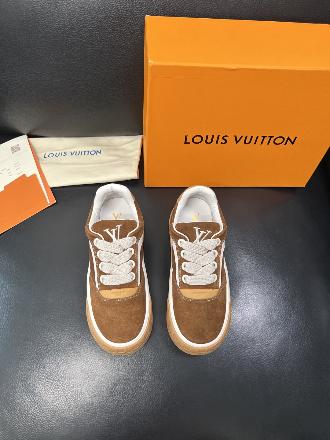 Lv  高品质  顶级工艺品  路易威登，运动板鞋专柜同步，鞋面意大利进口牛皮面料，高品质拼接缤纷色彩复