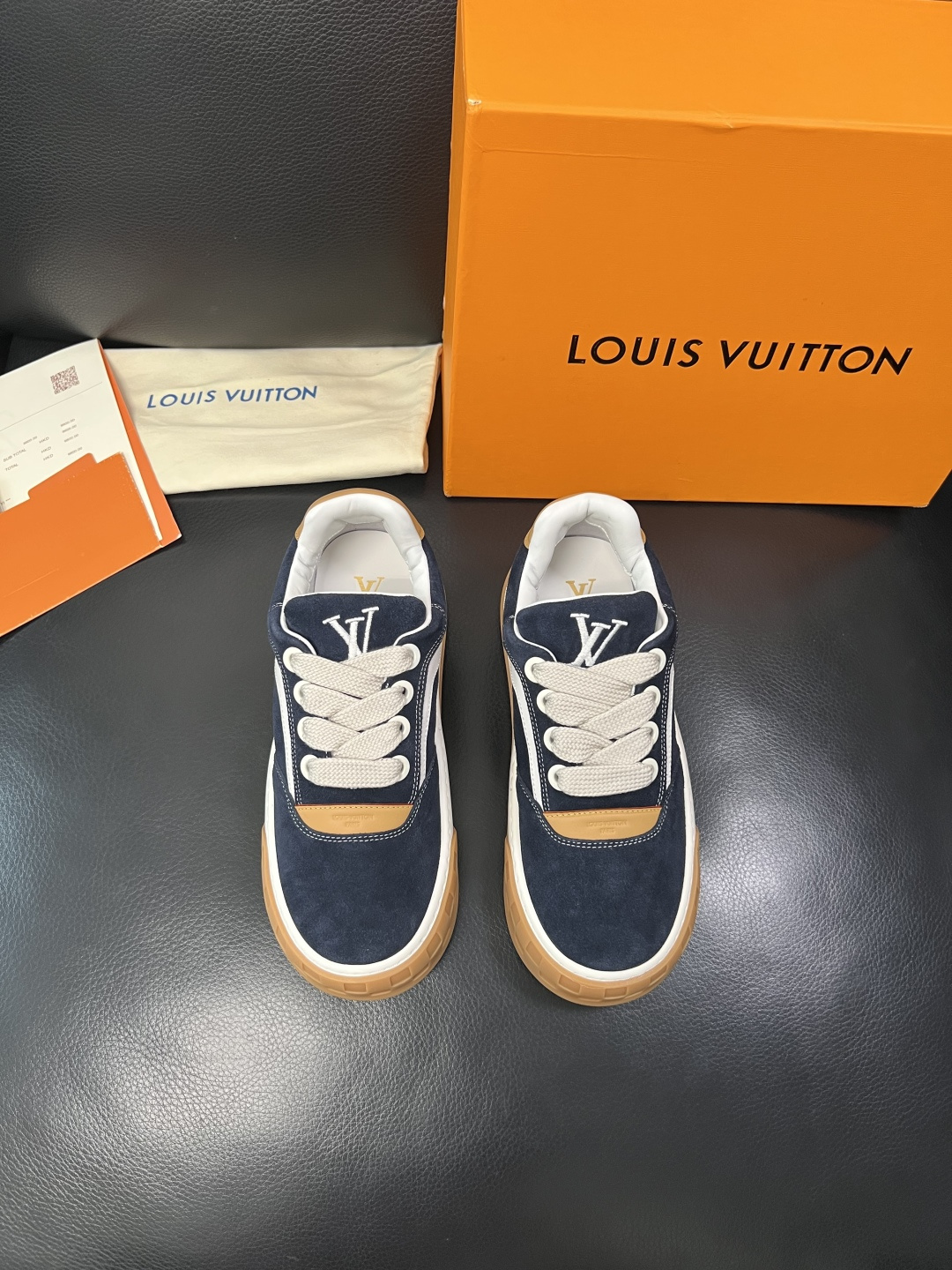 Lv  高品质  顶级工艺品  路易威登，运动板鞋专柜同步，鞋面意大利进口牛皮面料，高品质拼接缤纷色彩复