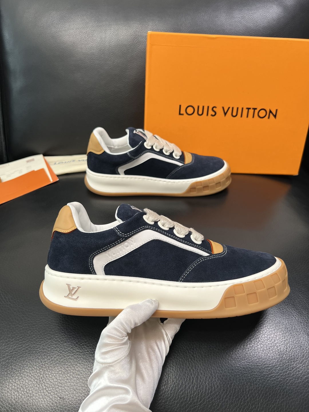 Lv  高品质  顶级工艺品  路易威登，运动板鞋专柜同步，鞋面意大利进口牛皮面料，高品质拼接缤纷色彩复