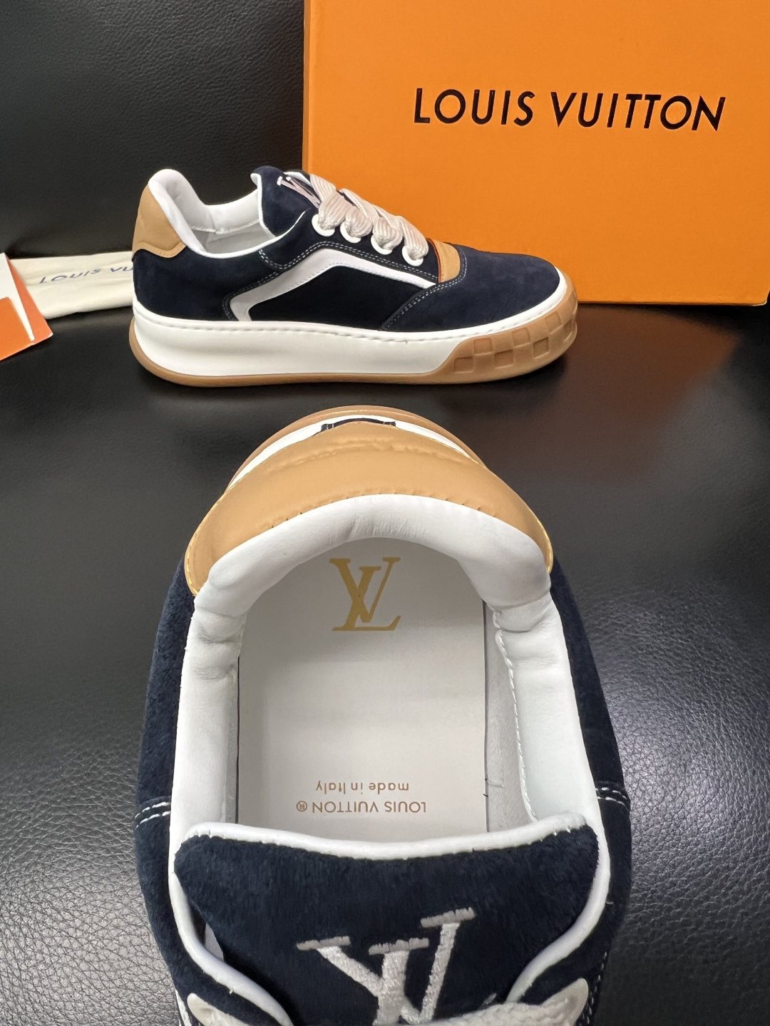 Lv  高品质  顶级工艺品  路易威登，运动板鞋专柜同步，鞋面意大利进口牛皮面料，高品质拼接缤纷色彩复