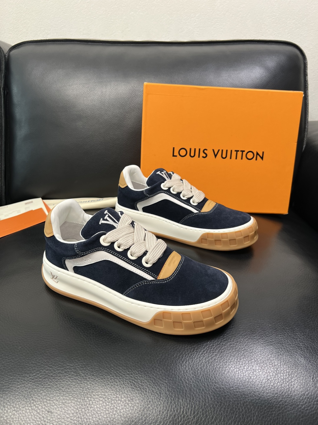 Lv  高品质  顶级工艺品  路易威登，运动板鞋专柜同步，鞋面意大利进口牛皮面料，高品质拼接缤纷色彩复