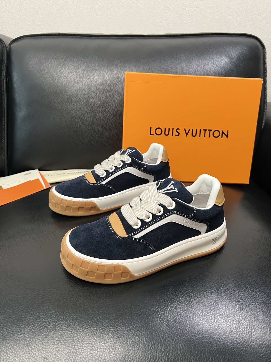 Lv  高品质  顶级工艺品  路易威登，运动板鞋专柜同步，鞋面意大利进口牛皮面料，高品质拼接缤纷色彩复