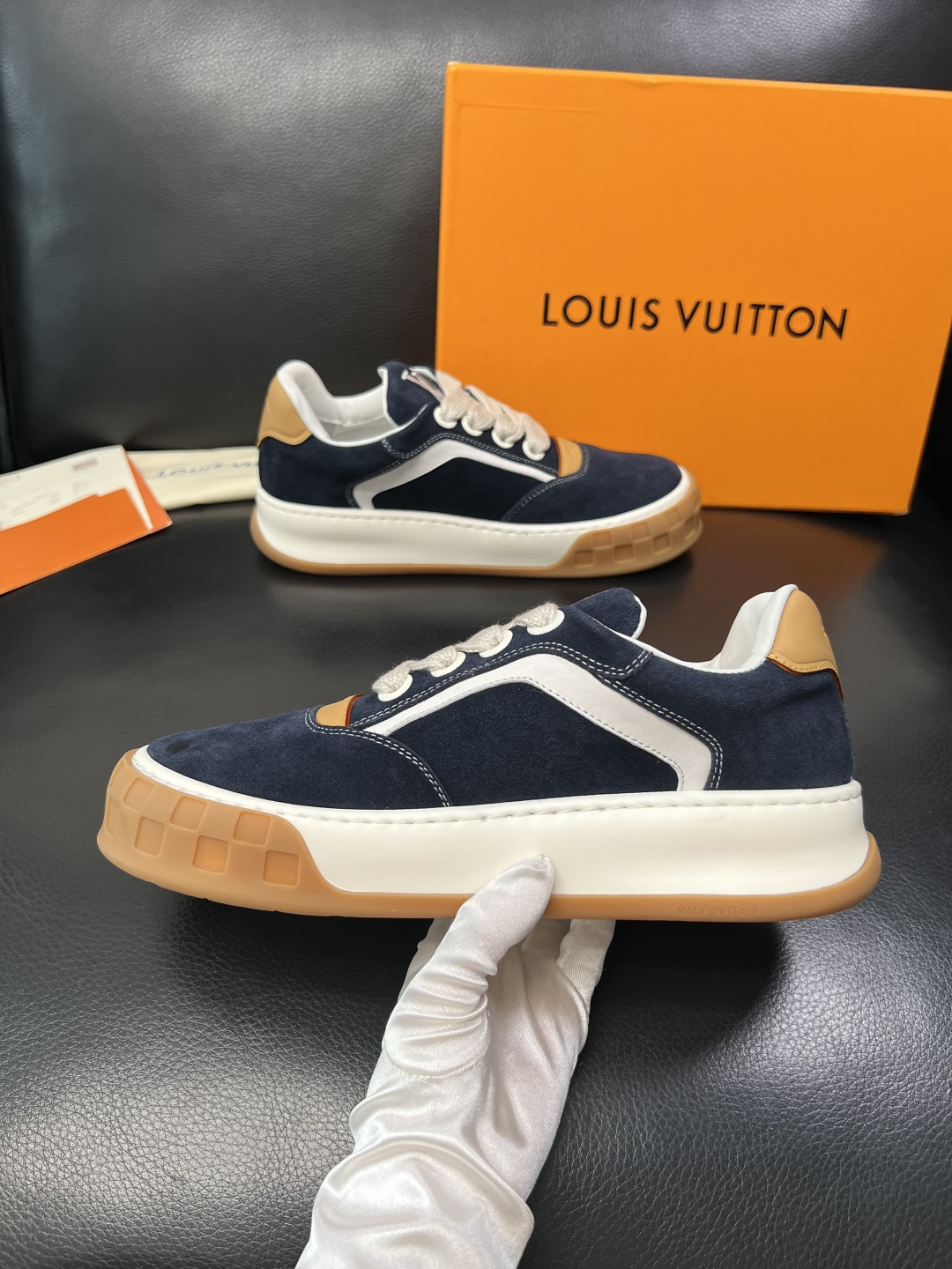 Lv  高品质  顶级工艺品  路易威登，运动板鞋专柜同步，鞋面意大利进口牛皮面料，高品质拼接缤纷色彩复