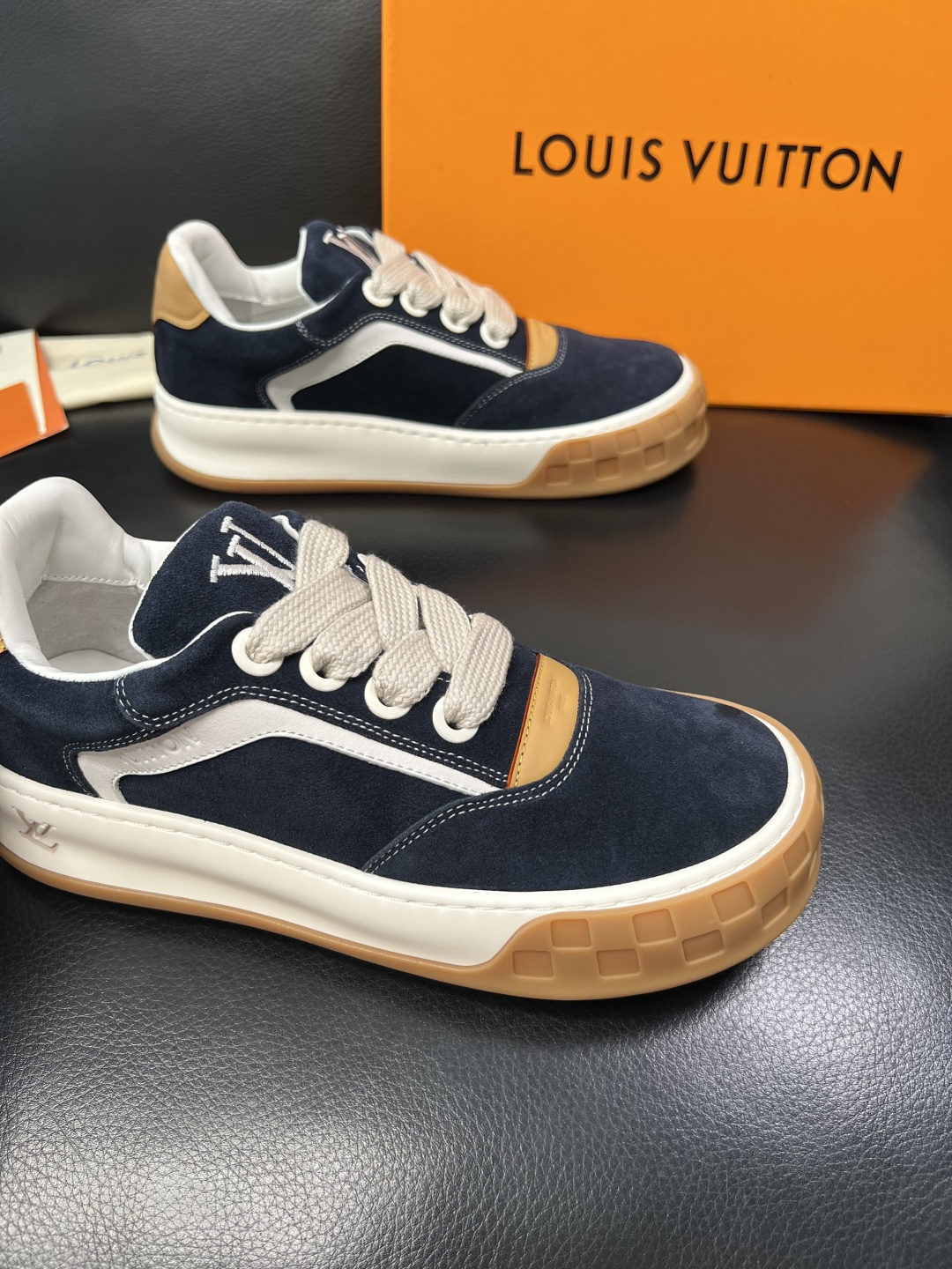 Lv  高品质  顶级工艺品  路易威登，运动板鞋专柜同步，鞋面意大利进口牛皮面料，高品质拼接缤纷色彩复
