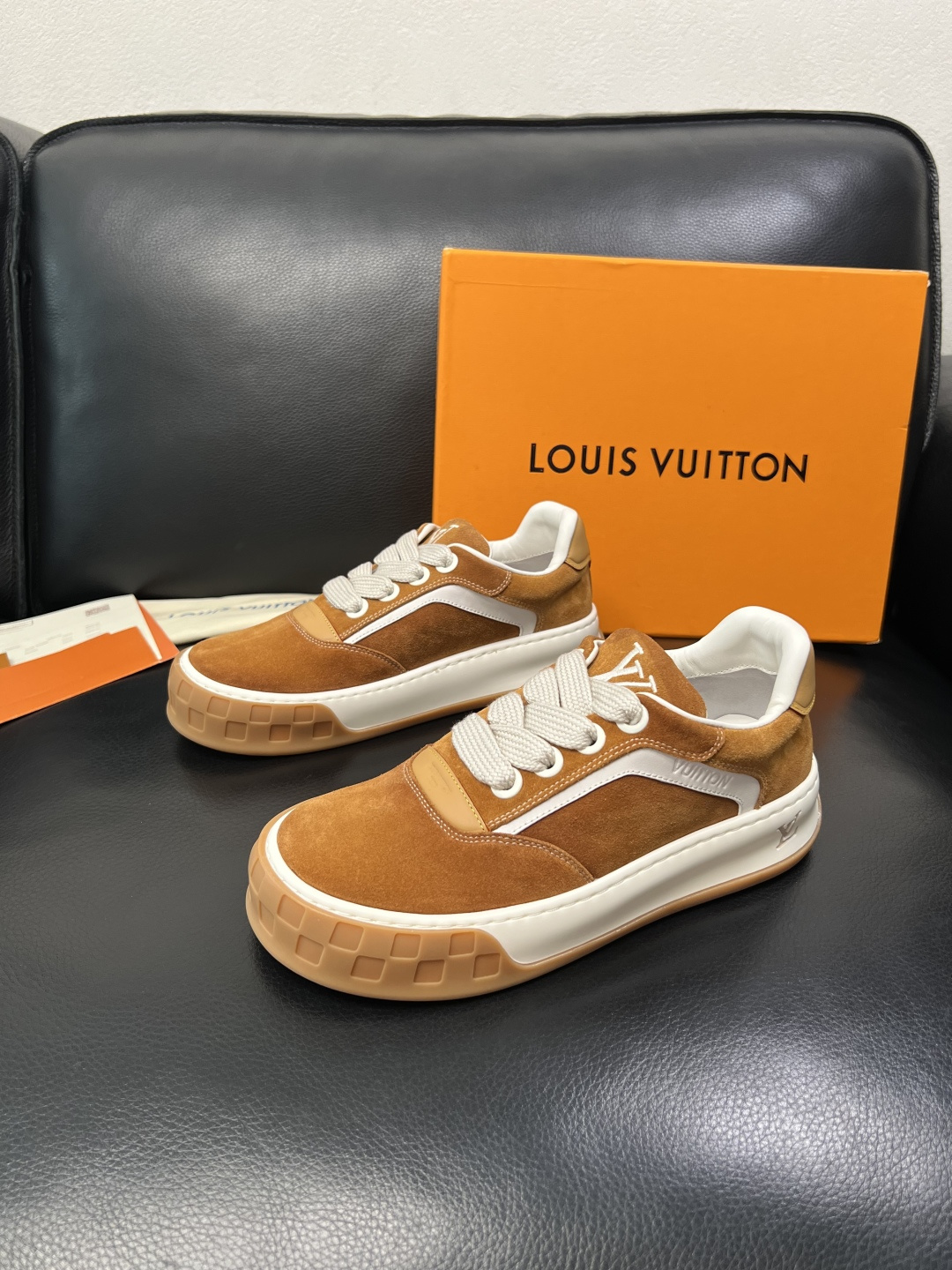 Lv  高品质  顶级工艺品  路易威登，运动板鞋专柜同步，鞋面意大利进口牛皮面料，高品质拼接缤纷色彩复