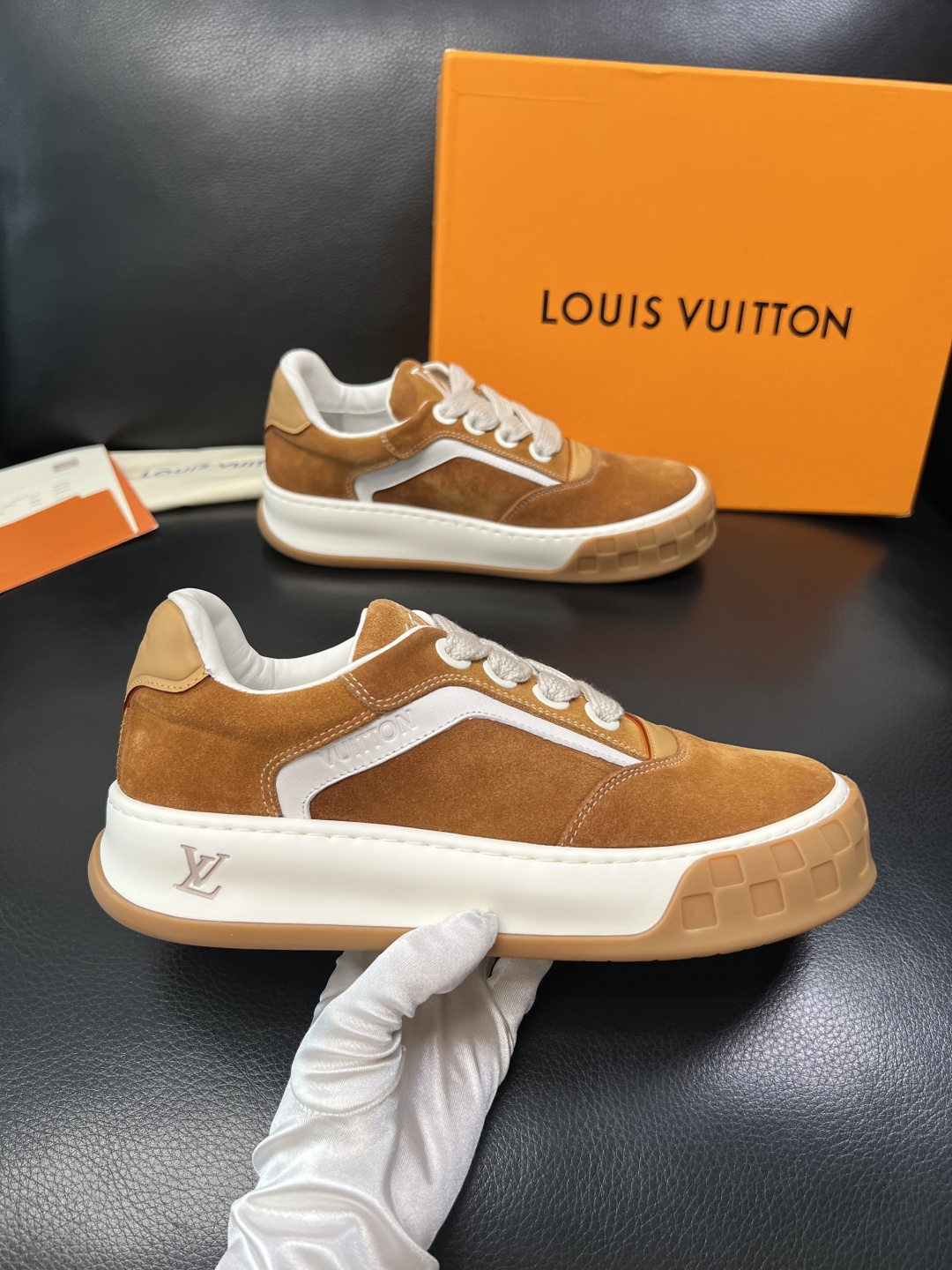 Lv  高品质  顶级工艺品  路易威登，运动板鞋专柜同步，鞋面意大利进口牛皮面料，高品质拼接缤纷色彩复