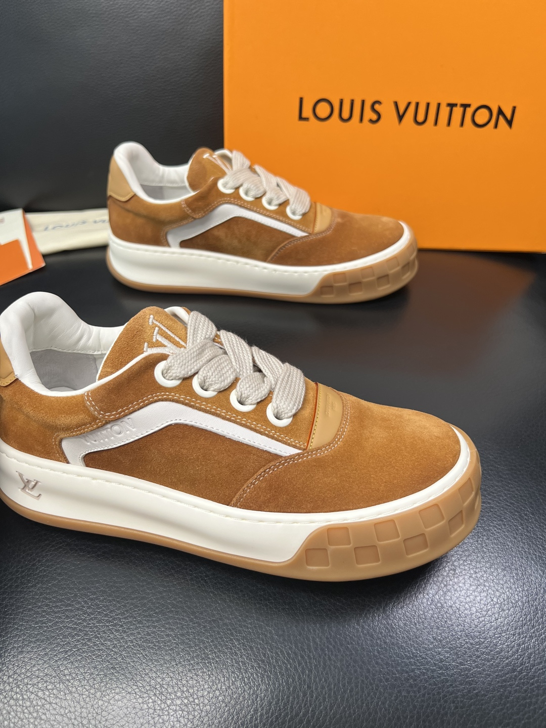 Lv  高品质  顶级工艺品  路易威登，运动板鞋专柜同步，鞋面意大利进口牛皮面料，高品质拼接缤纷色彩复