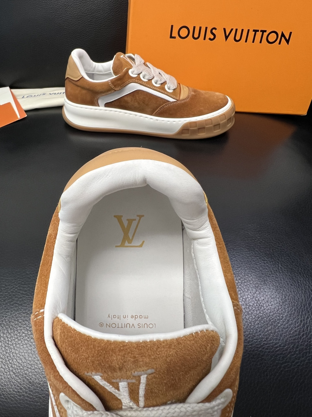 Lv  高品质  顶级工艺品  路易威登，运动板鞋专柜同步，鞋面意大利进口牛皮面料，高品质拼接缤纷色彩复