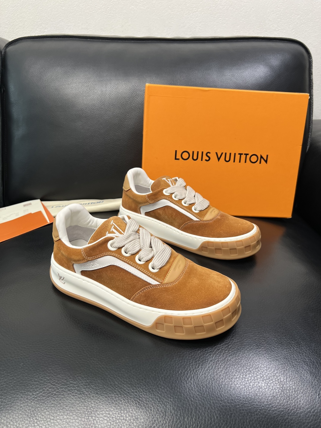 Lv  高品质  顶级工艺品  路易威登，运动板鞋专柜同步，鞋面意大利进口牛皮面料，高品质拼接缤纷色彩复