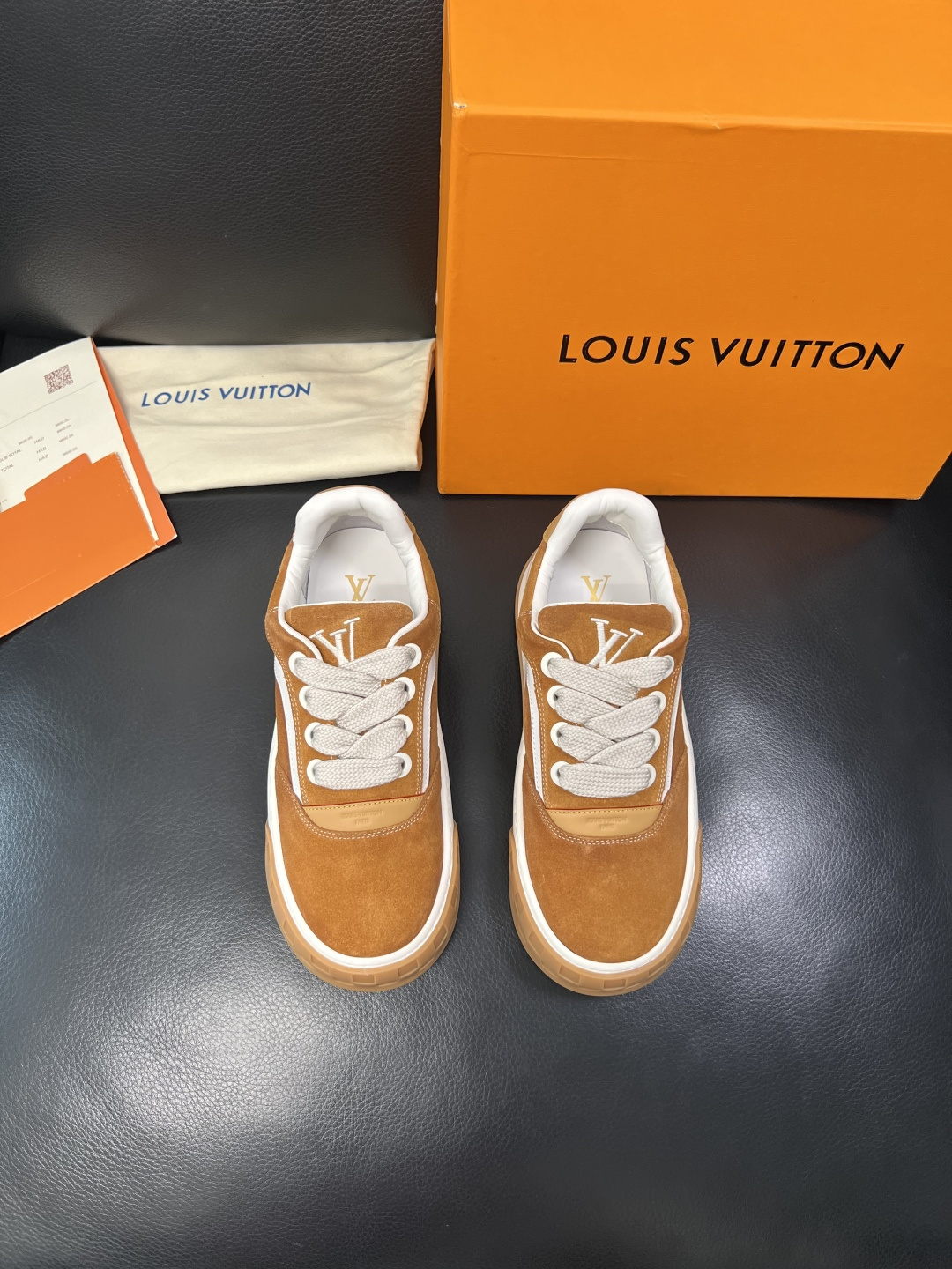 Lv  高品质  顶级工艺品  路易威登，运动板鞋专柜同步，鞋面意大利进口牛皮面料，高品质拼接缤纷色彩复