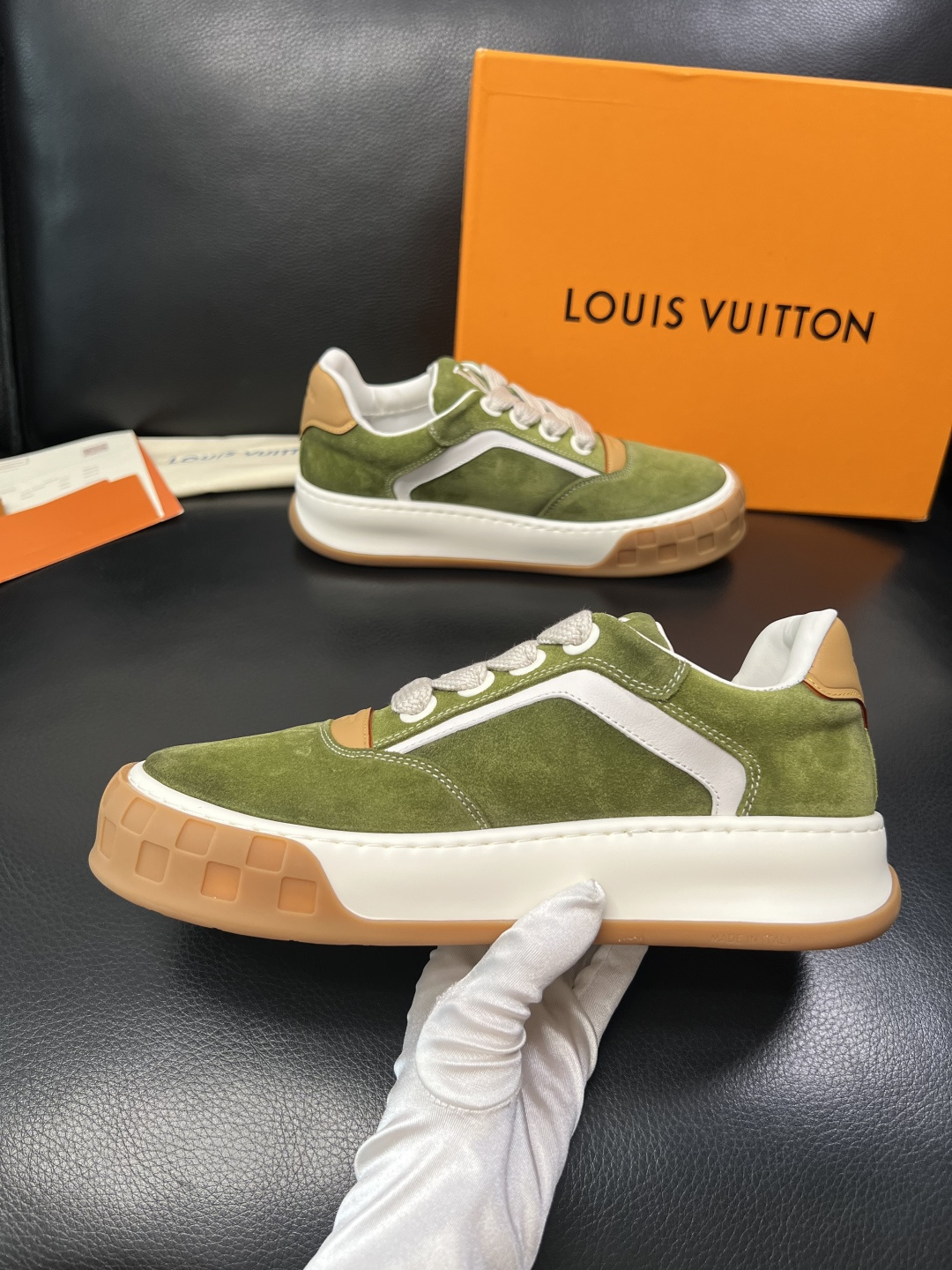 Lv  高品质  顶级工艺品  路易威登，运动板鞋专柜同步，鞋面意大利进口牛皮面料，高品质拼接缤纷色彩复