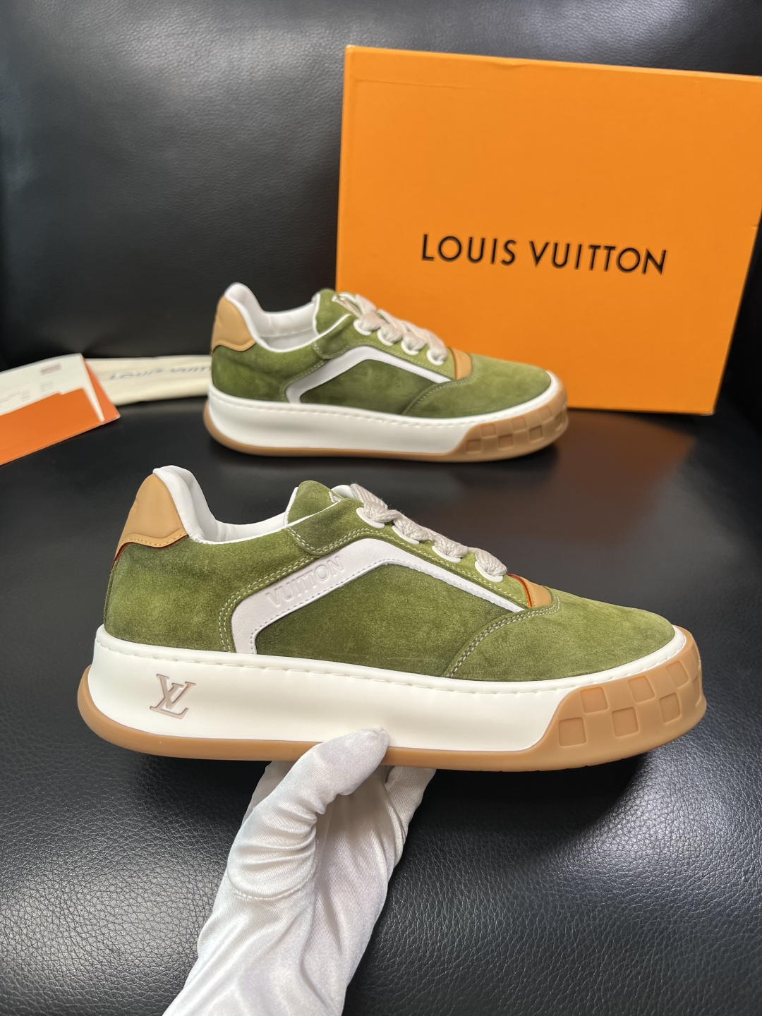 Lv  高品质  顶级工艺品  路易威登，运动板鞋专柜同步，鞋面意大利进口牛皮面料，高品质拼接缤纷色彩复