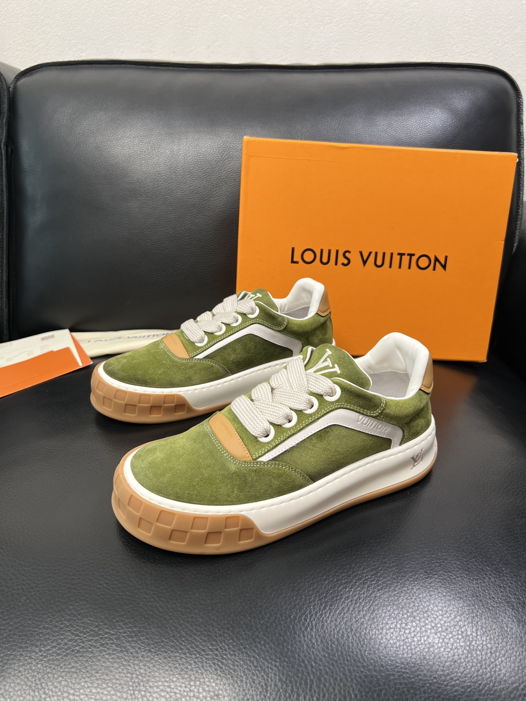 Lv  高品质  顶级工艺品  路易威登，运动板鞋专柜同步，鞋面意大利进口牛皮面料，高品质拼接缤纷色彩复
