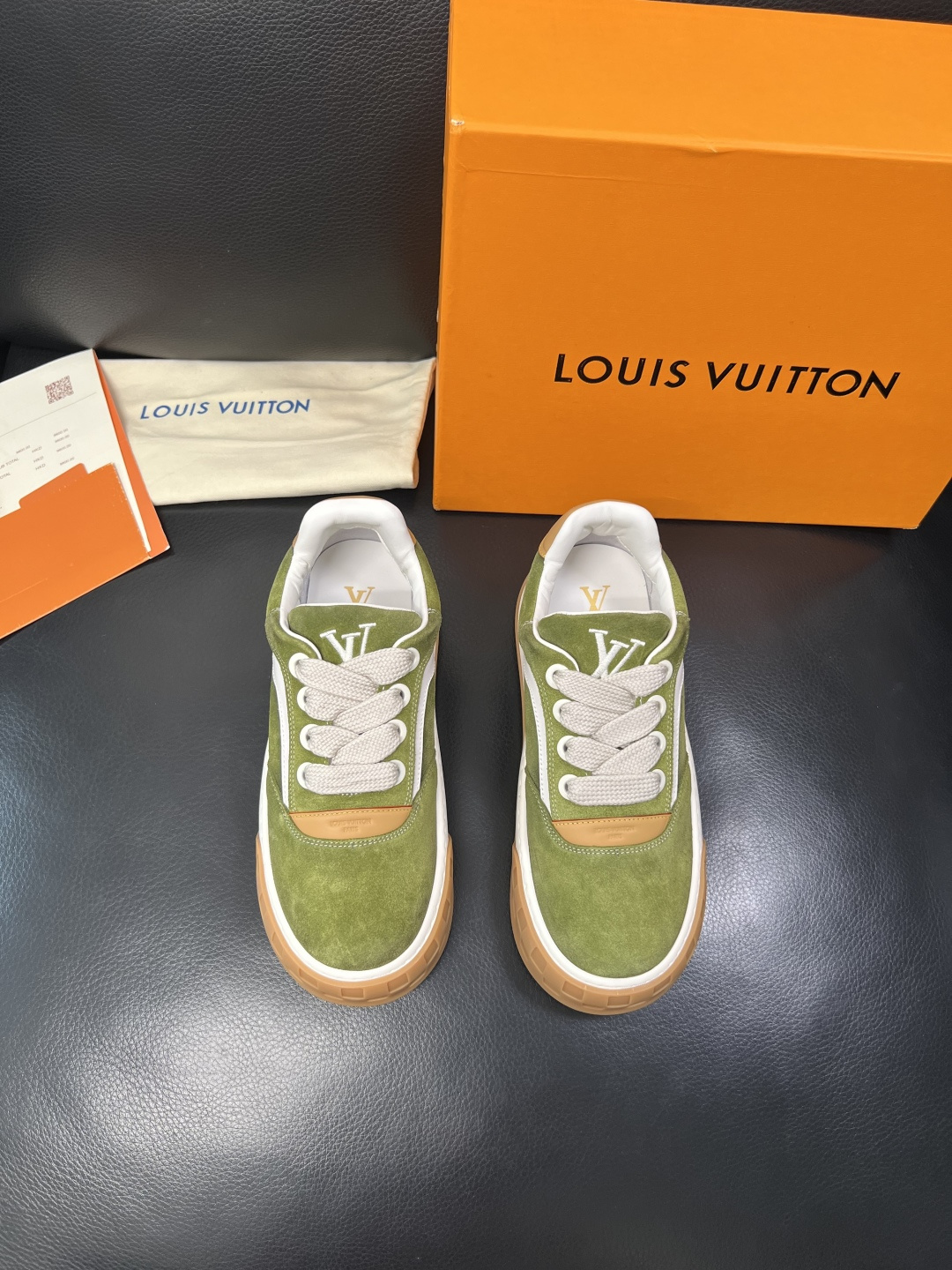 Lv  高品质  顶级工艺品  路易威登，运动板鞋专柜同步，鞋面意大利进口牛皮面料，高品质拼接缤纷色彩复