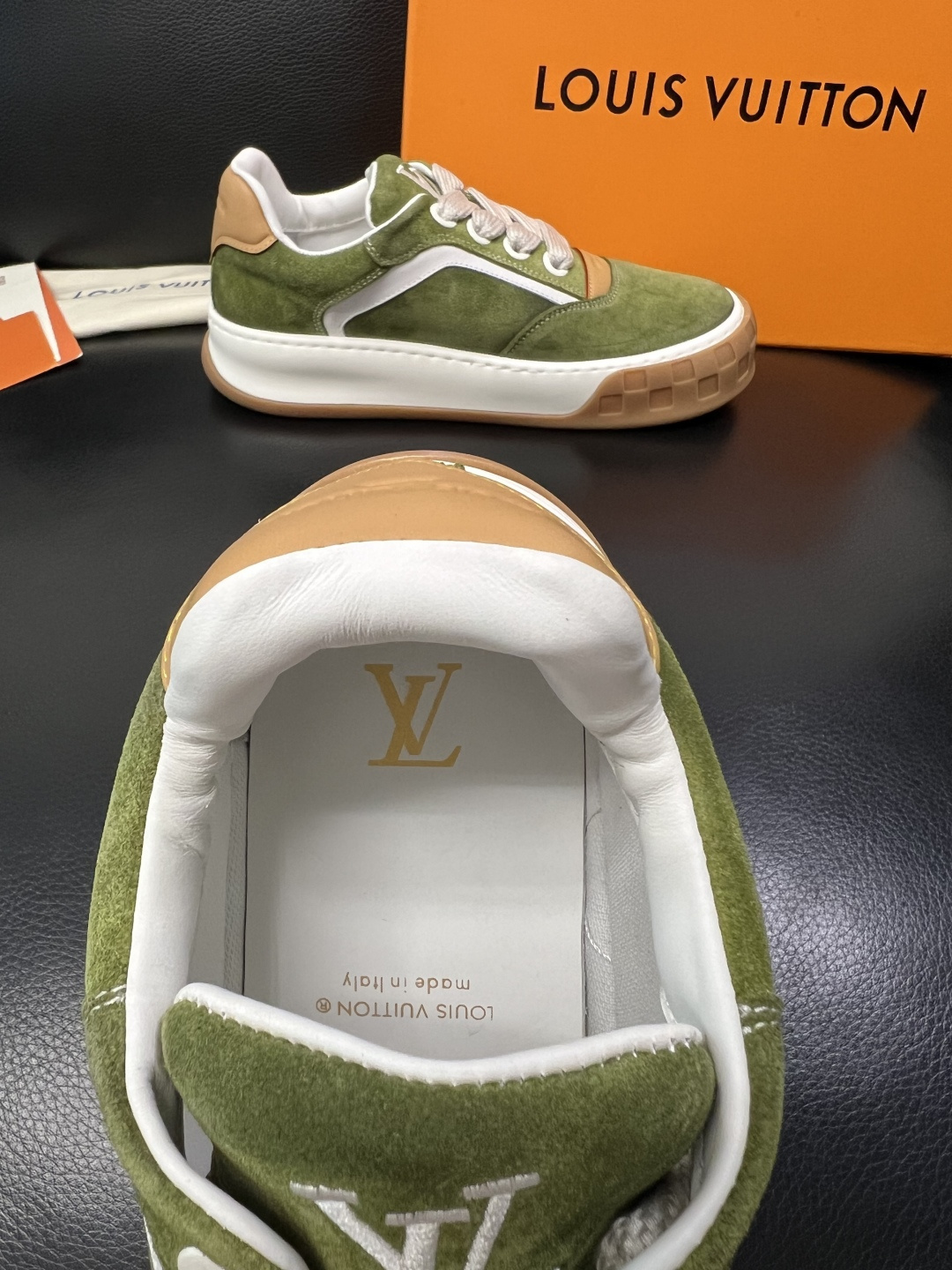 Lv  高品质  顶级工艺品  路易威登，运动板鞋专柜同步，鞋面意大利进口牛皮面料，高品质拼接缤纷色彩复