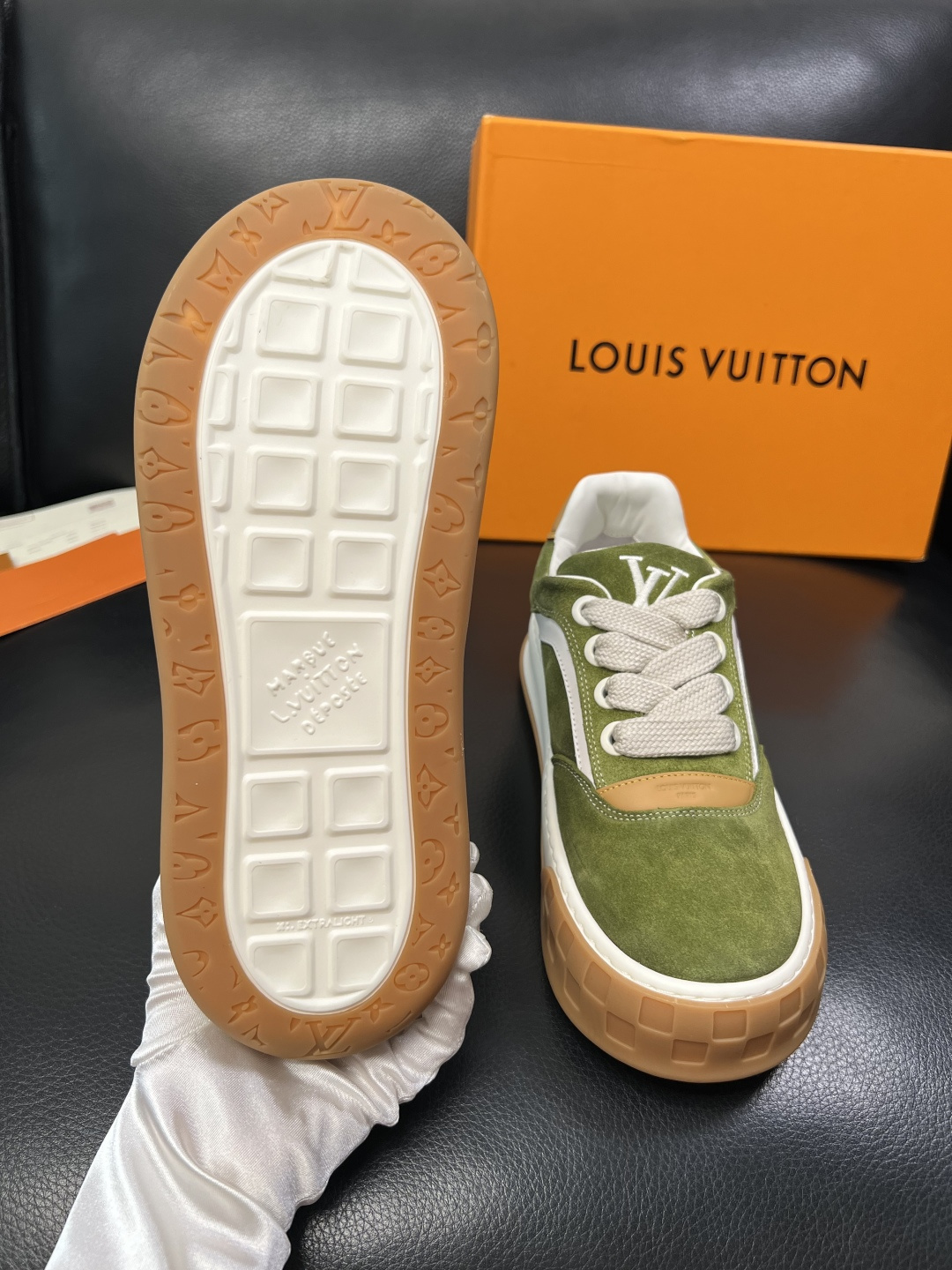 Lv  高品质  顶级工艺品  路易威登，运动板鞋专柜同步，鞋面意大利进口牛皮面料，高品质拼接缤纷色彩复