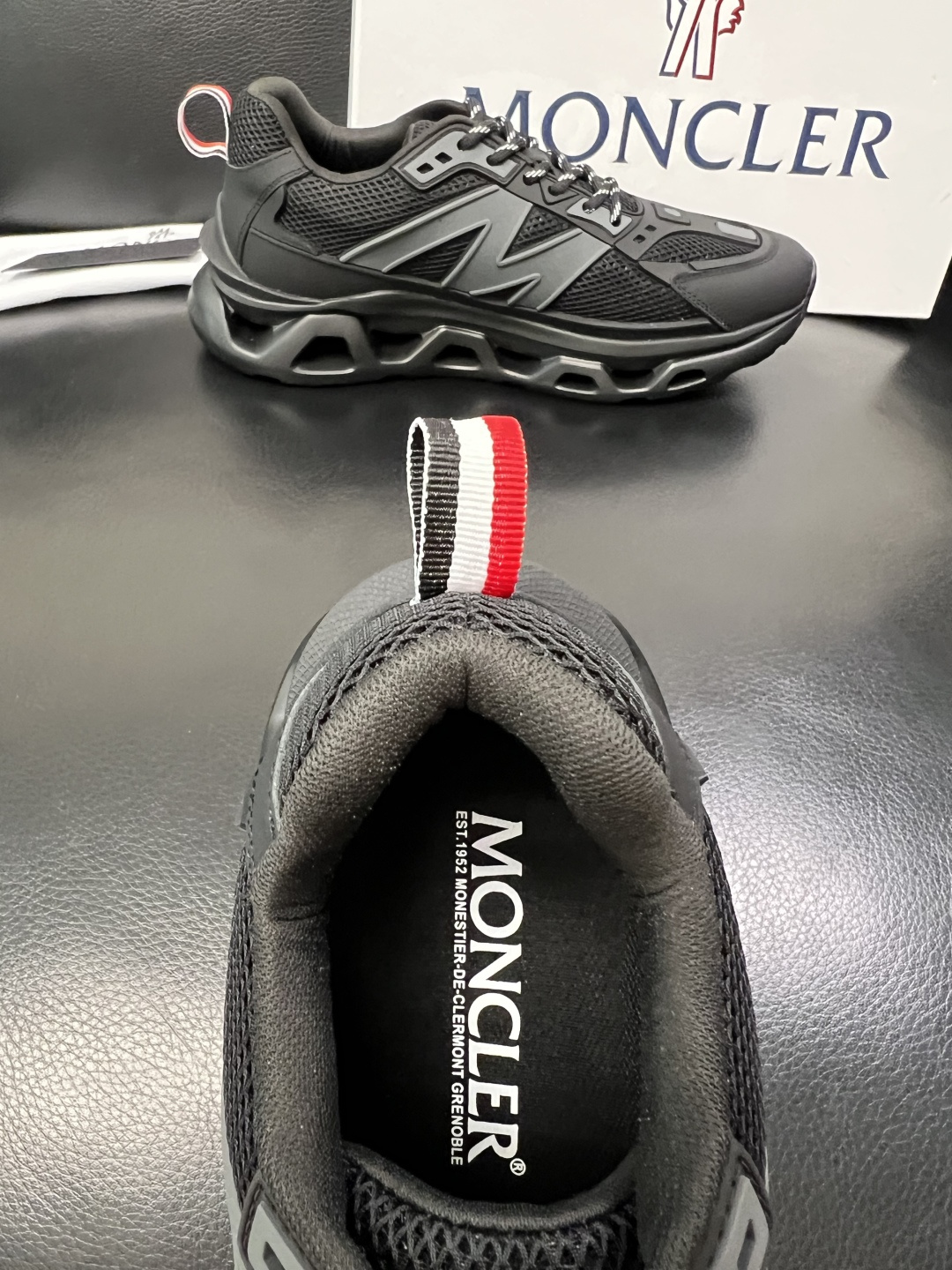 MONCLER  高品质  顶级工艺品   蒙口 新品专柜新款，原厂配置意大利进口牛皮搭配面料，高品质复