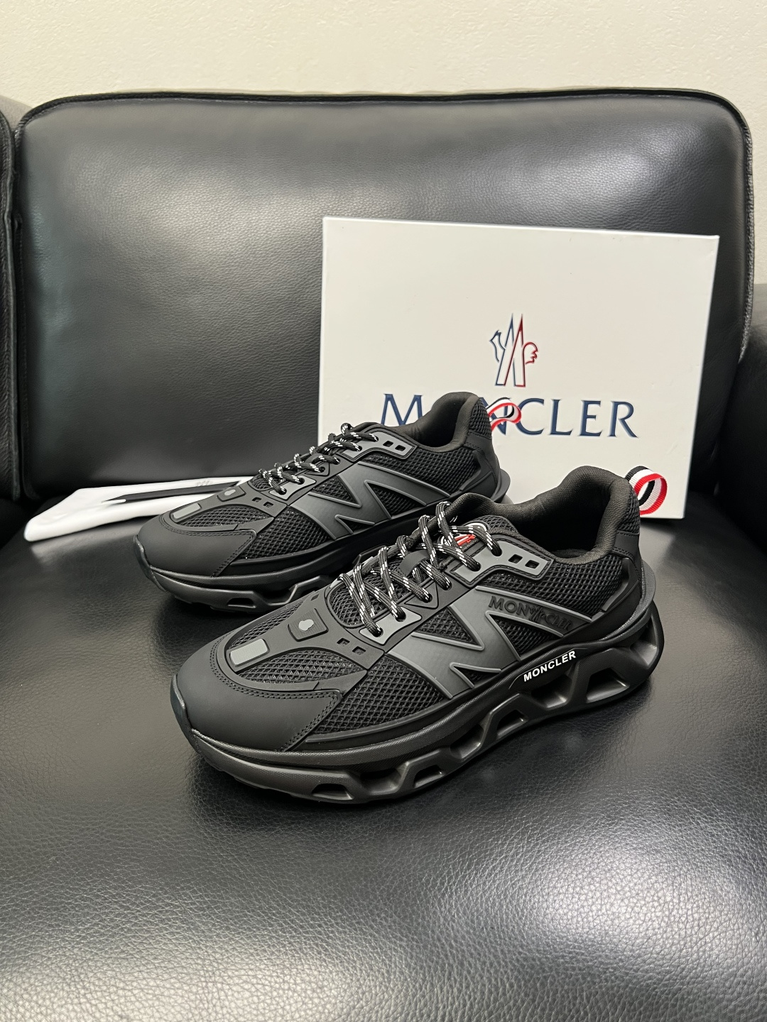 MONCLER  高品质  顶级工艺品   蒙口 新品专柜新款，原厂配置意大利进口牛皮搭配面料，高品质复