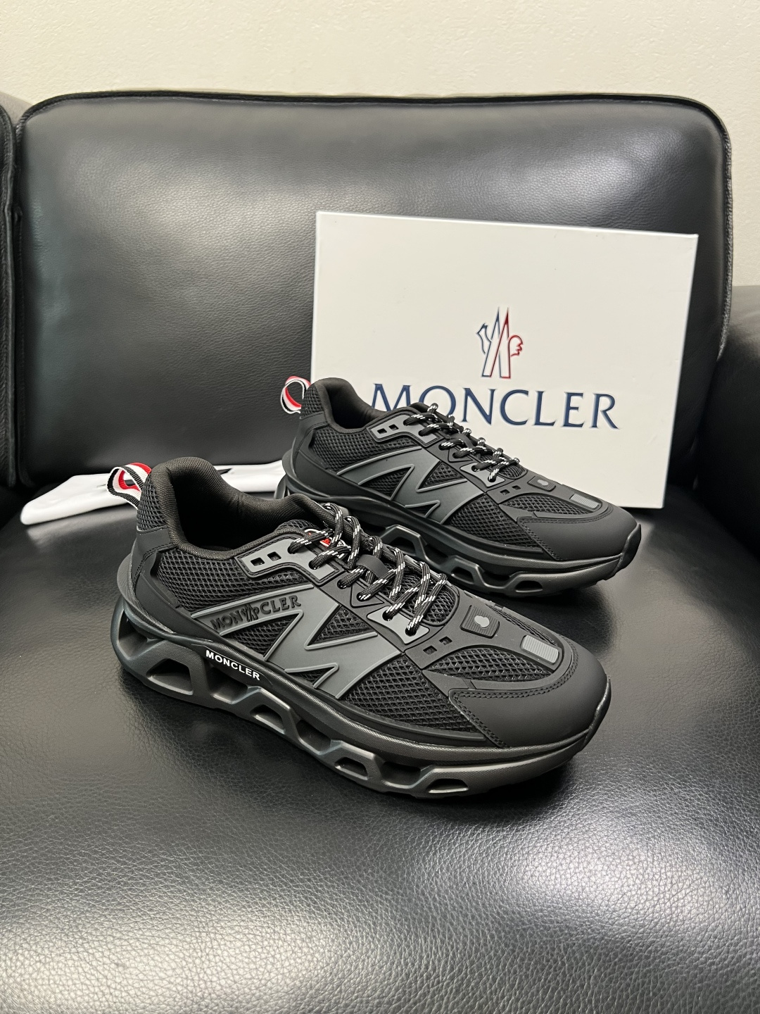 MONCLER  高品质  顶级工艺品   蒙口 新品专柜新款，原厂配置意大利进口牛皮搭配面料，高品质复