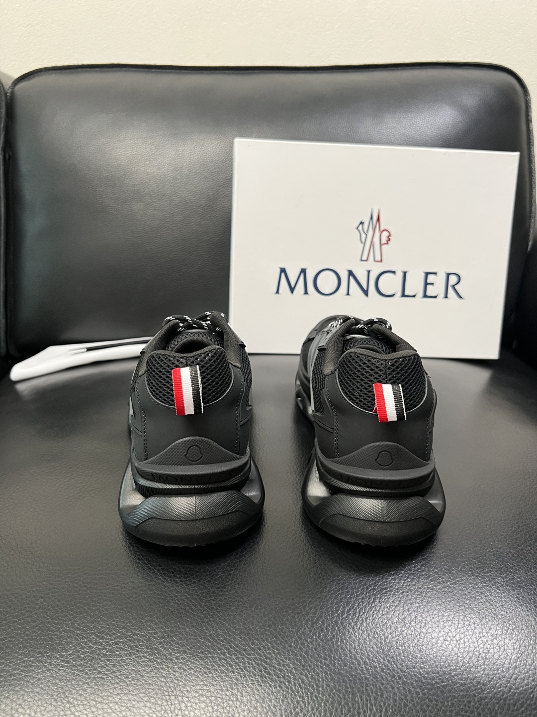 MONCLER  高品质  顶级工艺品   蒙口 新品专柜新款，原厂配置意大利进口牛皮搭配面料，高品质复
