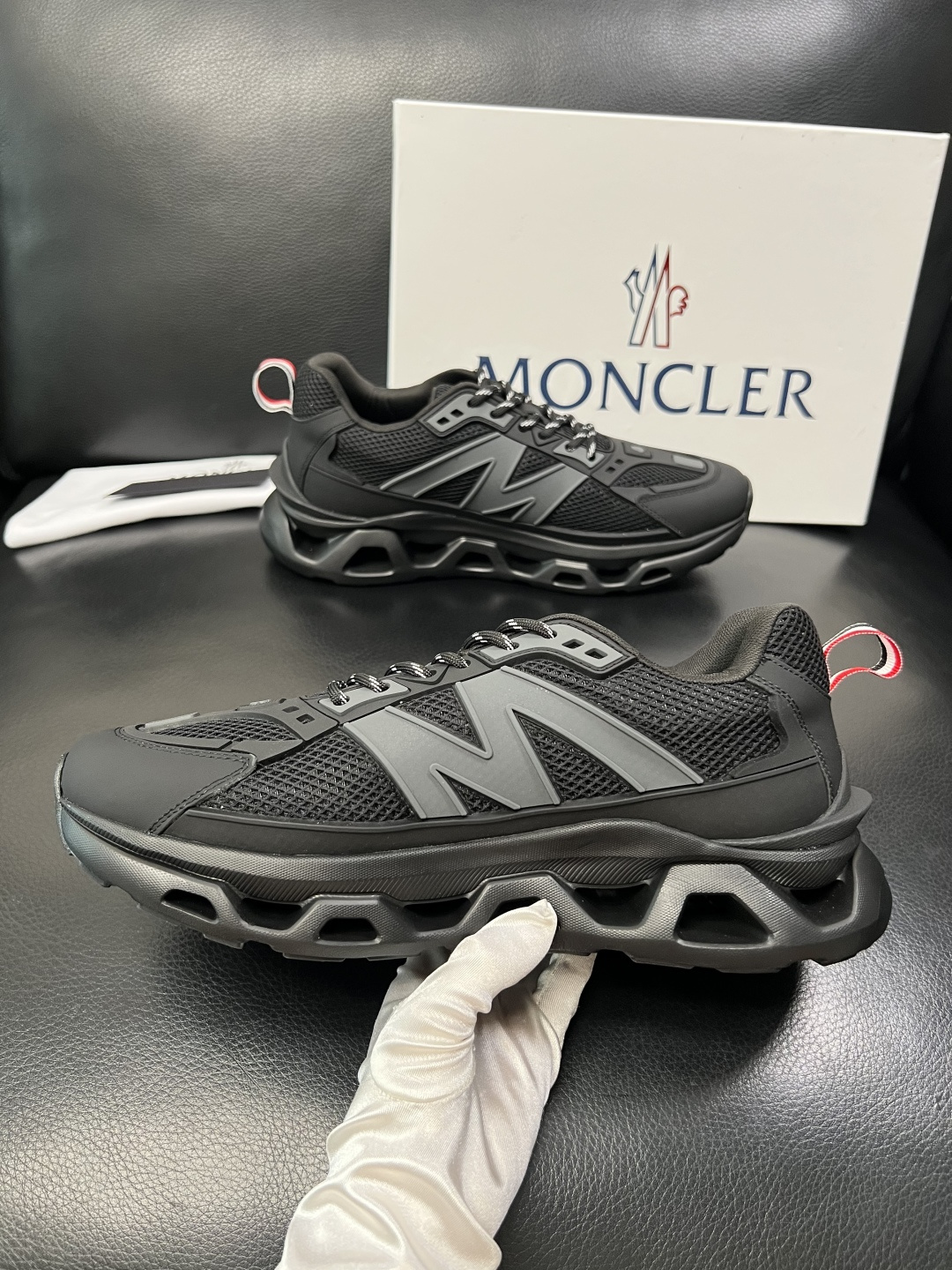MONCLER  高品质  顶级工艺品   蒙口 新品专柜新款，原厂配置意大利进口牛皮搭配面料，高品质复
