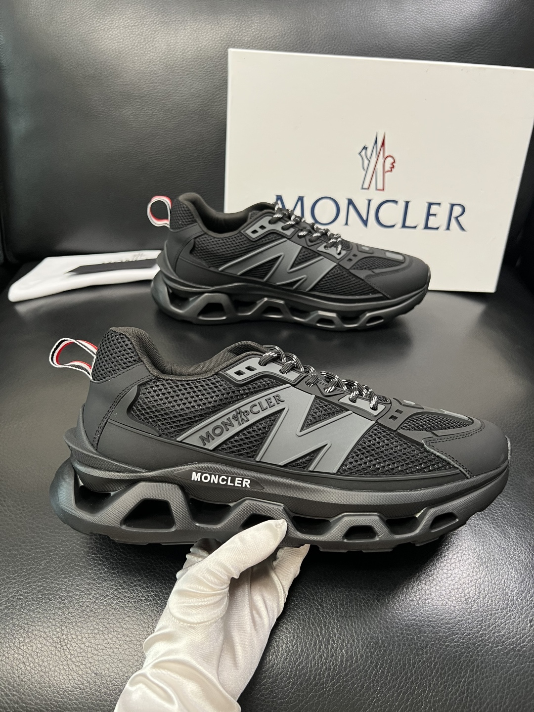 MONCLER  高品质  顶级工艺品   蒙口 新品专柜新款，原厂配置意大利进口牛皮搭配面料，高品质复