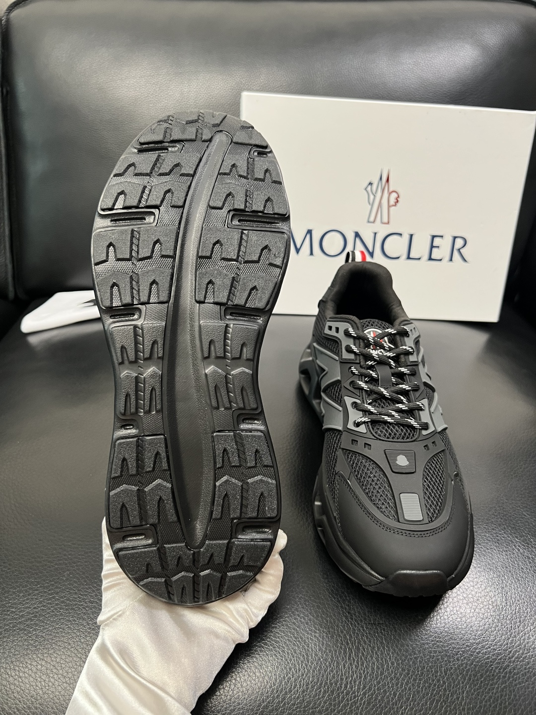 MONCLER  高品质  顶级工艺品   蒙口 新品专柜新款，原厂配置意大利进口牛皮搭配面料，高品质复