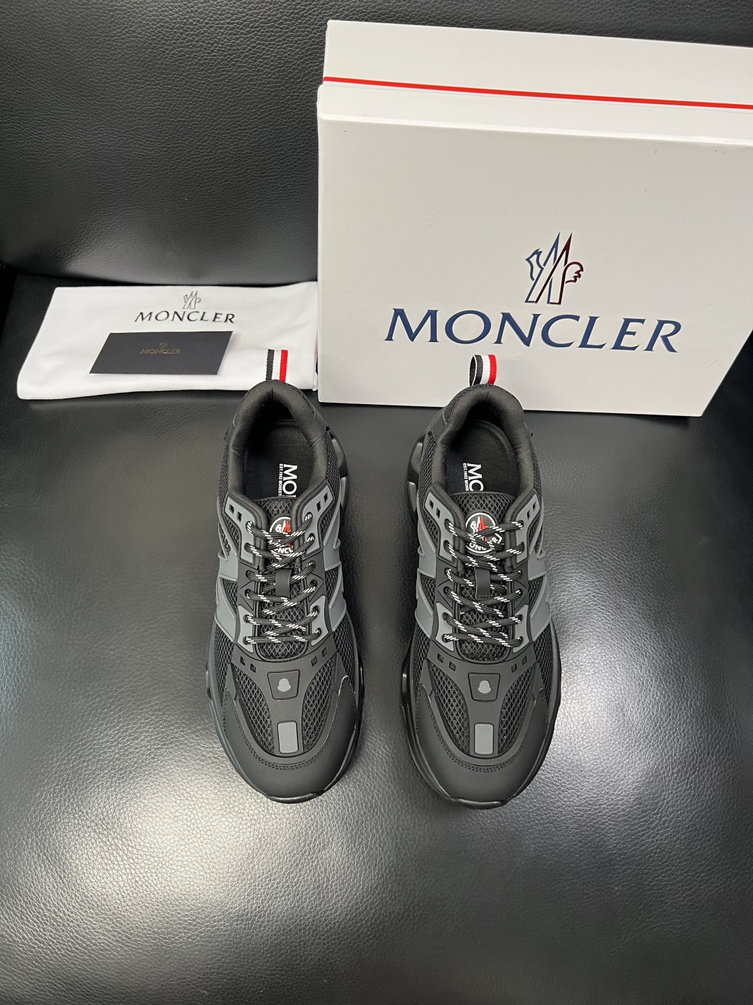 MONCLER  高品质  顶级工艺品   蒙口 新品专柜新款，原厂配置意大利进口牛皮搭配面料，高品质复