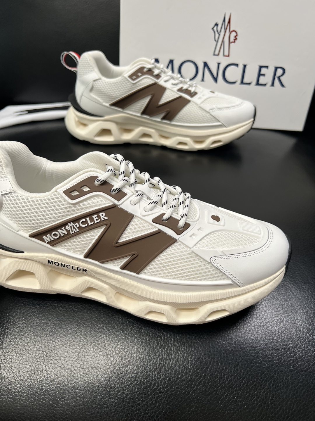 MONCLER  高品质  顶级工艺品   蒙口 新品专柜新款，原厂配置意大利进口牛皮搭配面料，高品质复