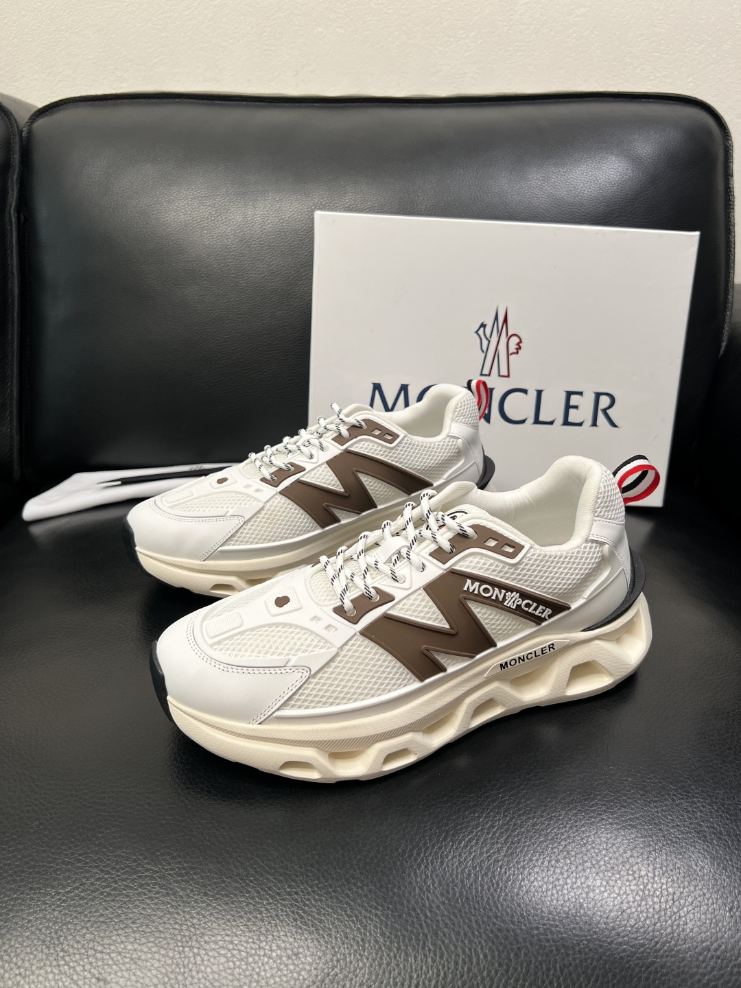 MONCLER  高品质  顶级工艺品   蒙口 新品专柜新款，原厂配置意大利进口牛皮搭配面料，高品质复