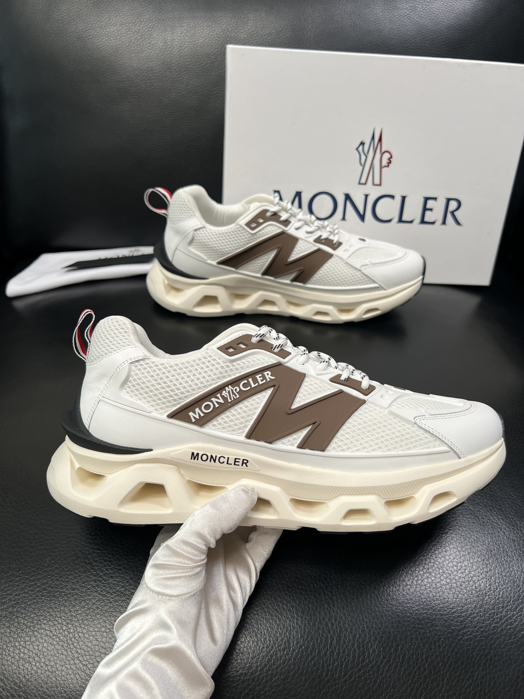 MONCLER  高品质  顶级工艺品   蒙口 新品专柜新款，原厂配置意大利进口牛皮搭配面料，高品质复