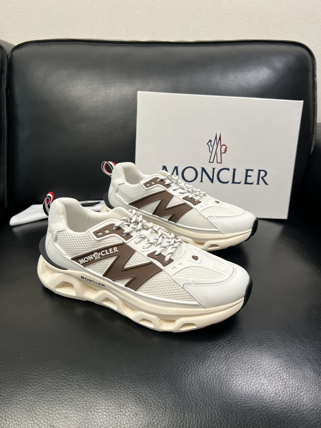 MONCLER  高品质  顶级工艺品   蒙口 新品专柜新款，原厂配置意大利进口牛皮搭配面料，高品质复