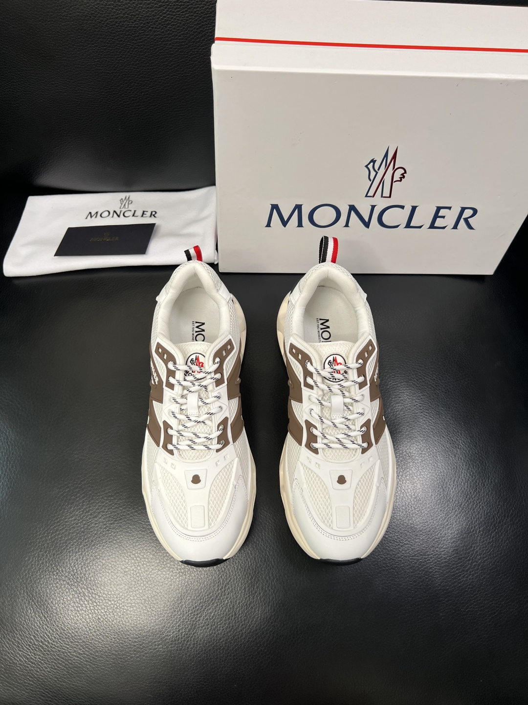 MONCLER  高品质  顶级工艺品   蒙口 新品专柜新款，原厂配置意大利进口牛皮搭配面料，高品质复