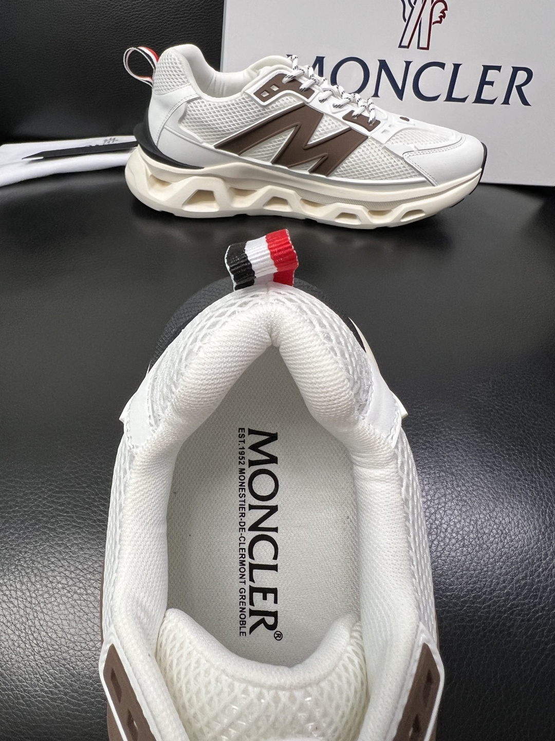 MONCLER  高品质  顶级工艺品   蒙口 新品专柜新款，原厂配置意大利进口牛皮搭配面料，高品质复