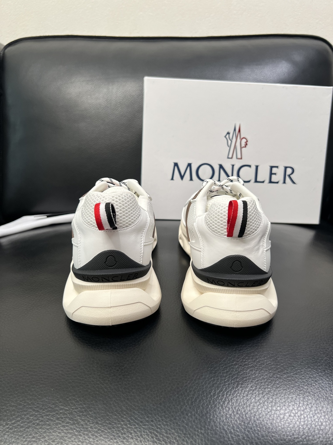 MONCLER  高品质  顶级工艺品   蒙口 新品专柜新款，原厂配置意大利进口牛皮搭配面料，高品质复
