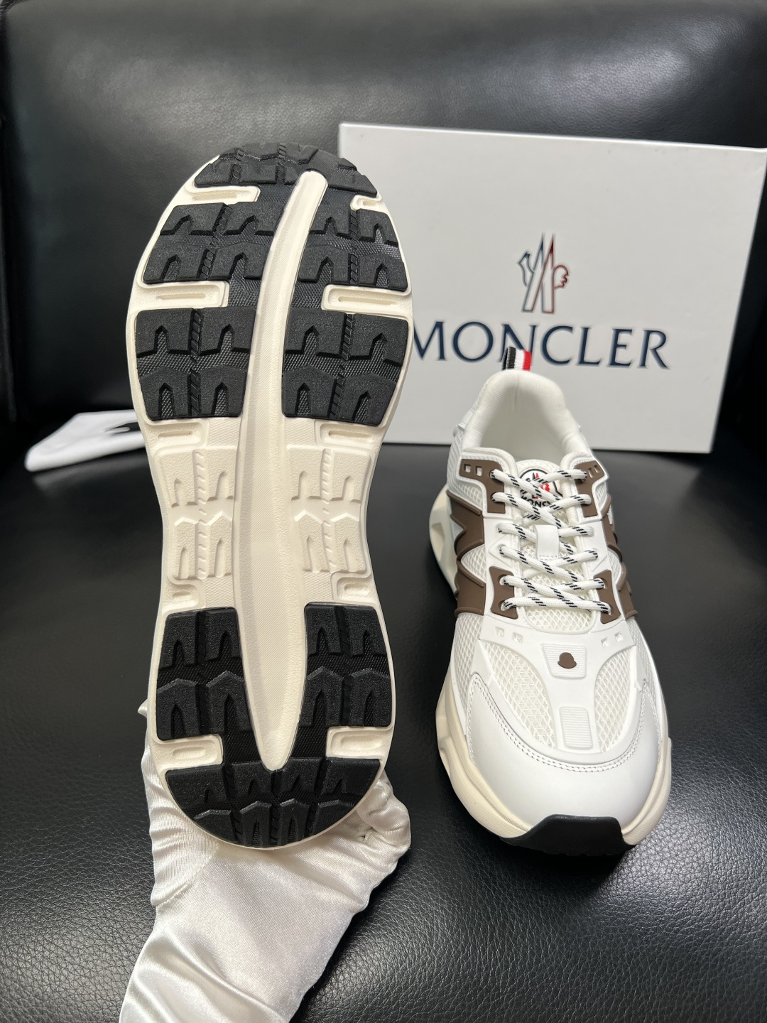 MONCLER  高品质  顶级工艺品   蒙口 新品专柜新款，原厂配置意大利进口牛皮搭配面料，高品质复