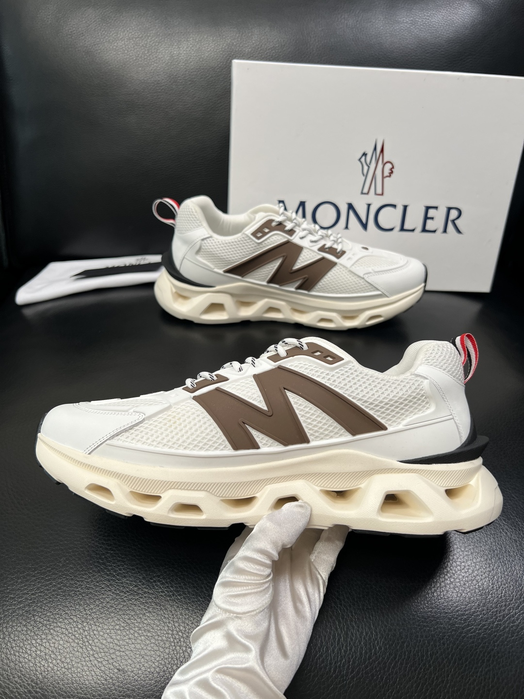 MONCLER  高品质  顶级工艺品   蒙口 新品专柜新款，原厂配置意大利进口牛皮搭配面料，高品质复