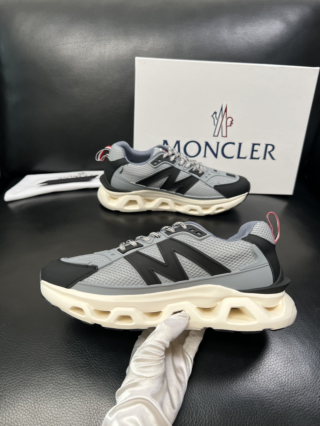 MONCLER  高品质  顶级工艺品   蒙口 新品专柜新款，原厂配置意大利进口牛皮搭配面料，高品质复