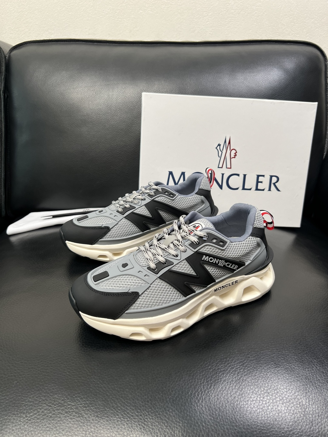 MONCLER  高品质  顶级工艺品   蒙口 新品专柜新款，原厂配置意大利进口牛皮搭配面料，高品质复