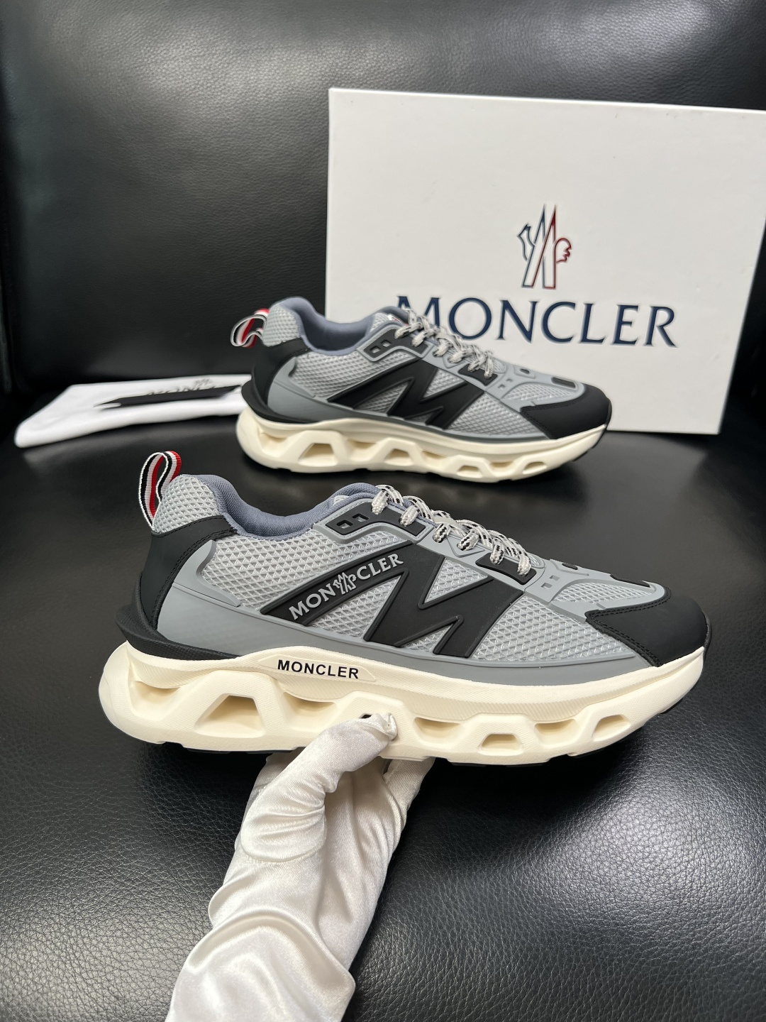 MONCLER  高品质  顶级工艺品   蒙口 新品专柜新款，原厂配置意大利进口牛皮搭配面料，高品质复