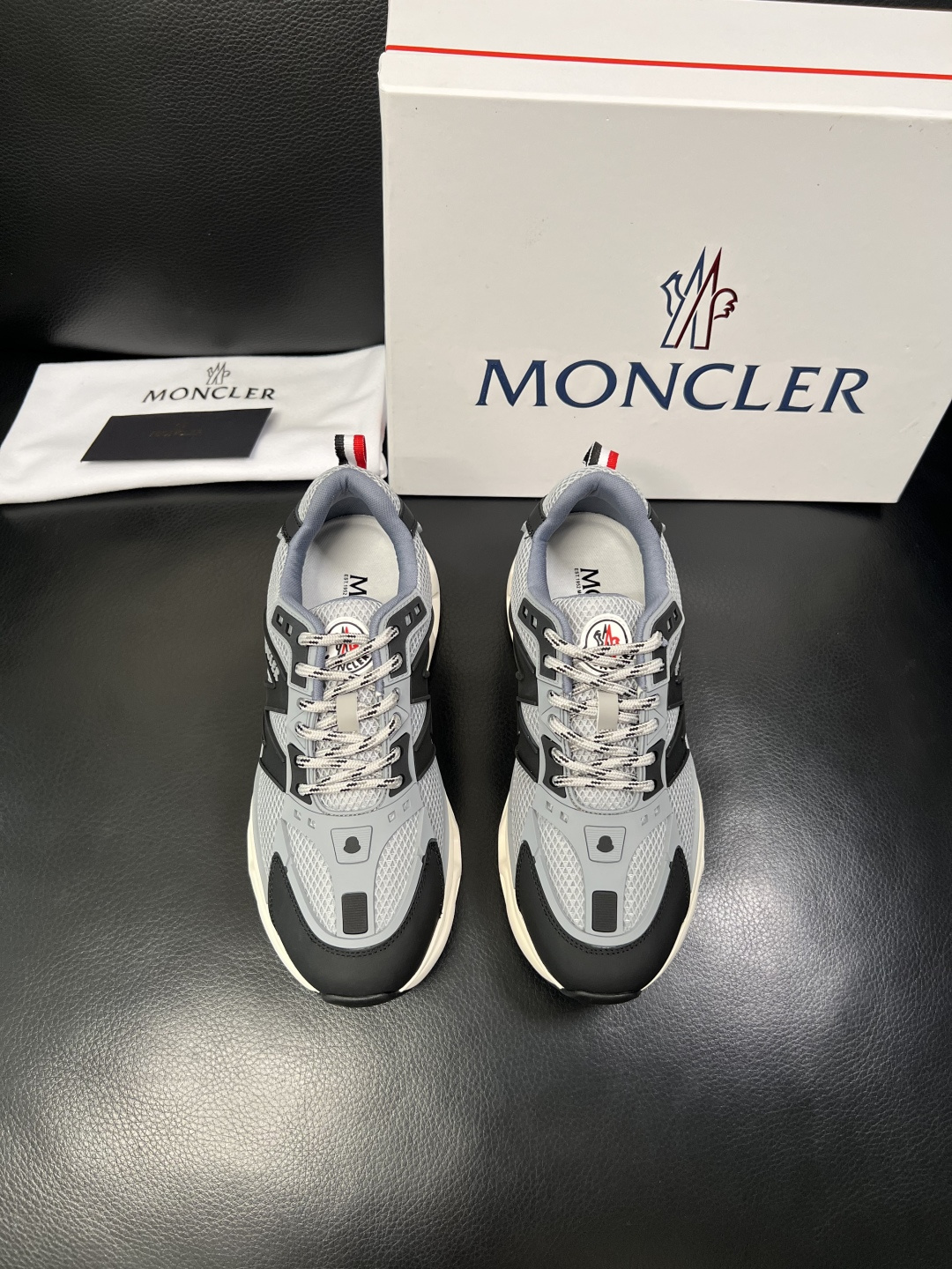MONCLER  高品质  顶级工艺品   蒙口 新品专柜新款，原厂配置意大利进口牛皮搭配面料，高品质复