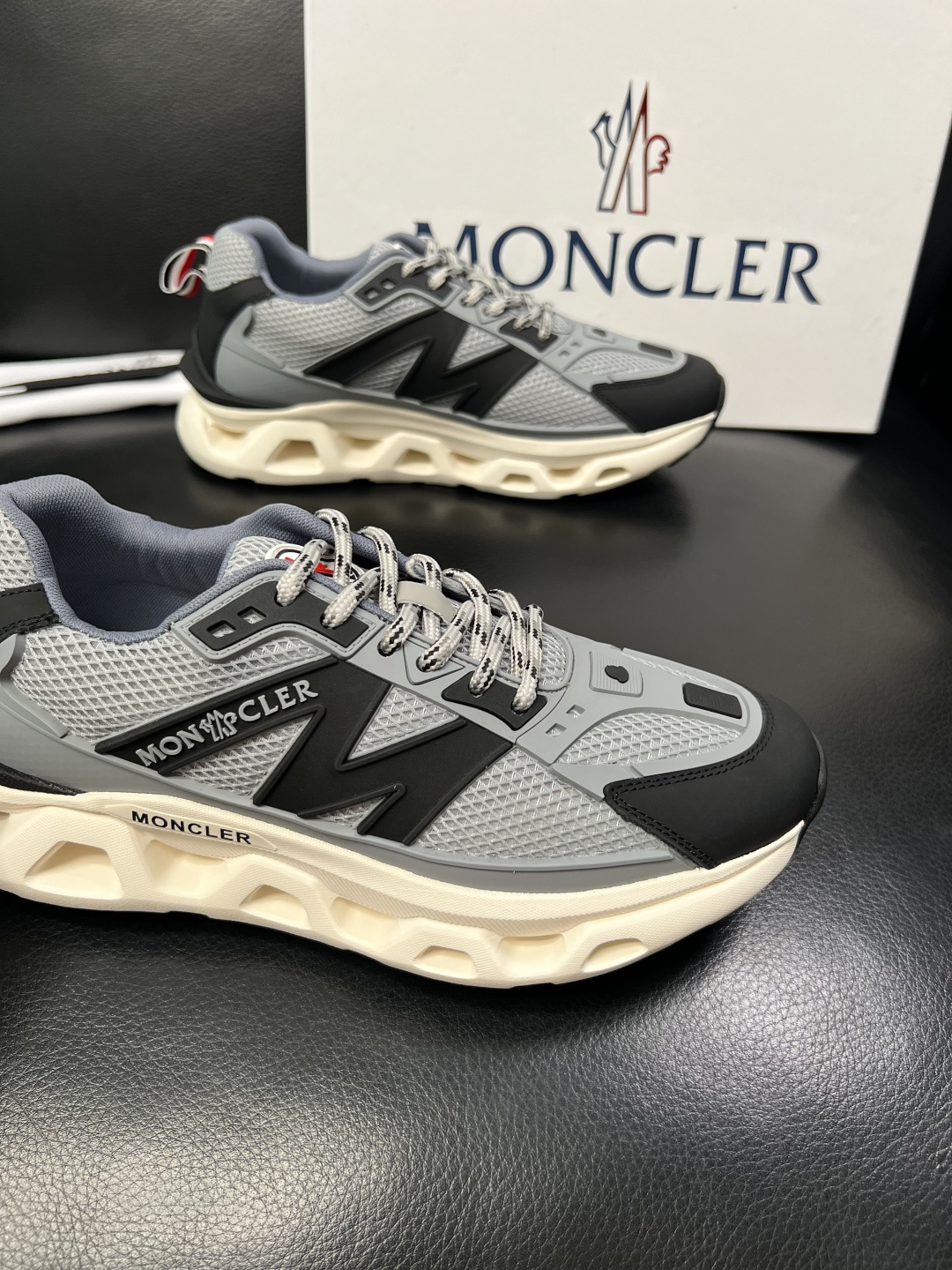 MONCLER  高品质  顶级工艺品   蒙口 新品专柜新款，原厂配置意大利进口牛皮搭配面料，高品质复