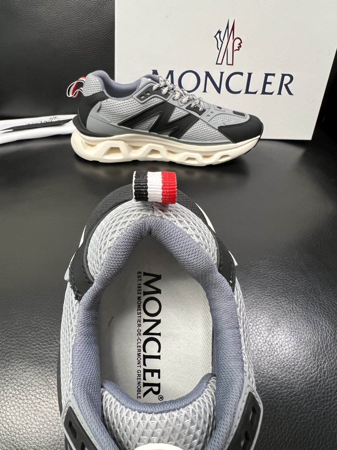 MONCLER  高品质  顶级工艺品   蒙口 新品专柜新款，原厂配置意大利进口牛皮搭配面料，高品质复
