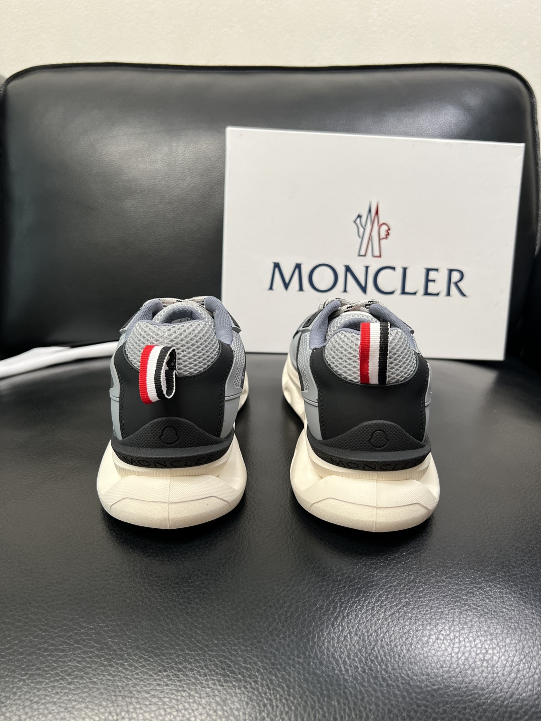 MONCLER  高品质  顶级工艺品   蒙口 新品专柜新款，原厂配置意大利进口牛皮搭配面料，高品质复
