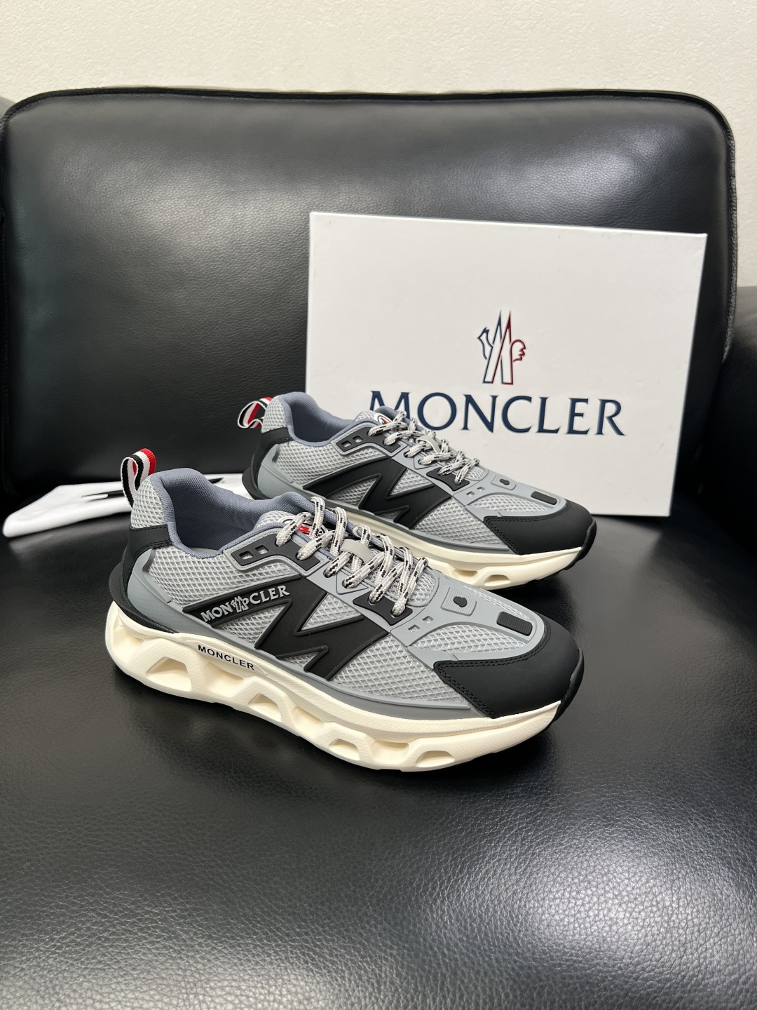 MONCLER  高品质  顶级工艺品   蒙口 新品专柜新款，原厂配置意大利进口牛皮搭配面料，高品质复