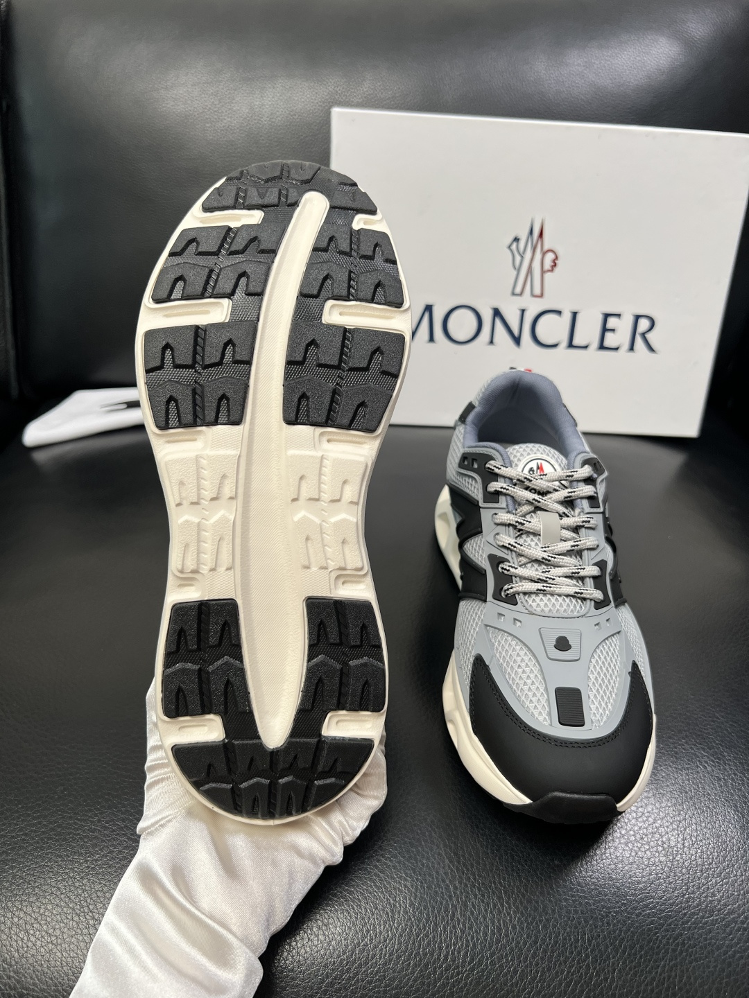 MONCLER  高品质  顶级工艺品   蒙口 新品专柜新款，原厂配置意大利进口牛皮搭配面料，高品质复